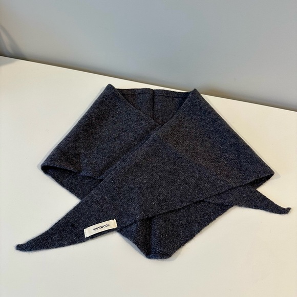 100% Wool Triangle Scarf - Picture 3 of 3